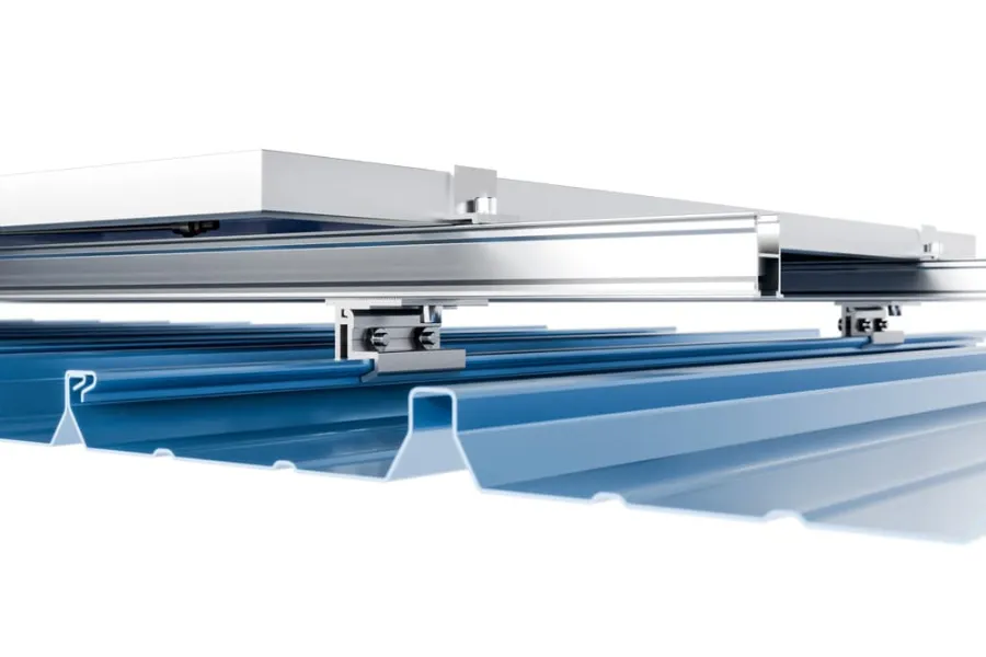 Roof clamp and full rail on a Novotexi440 roof